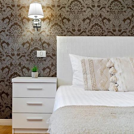 City Heart Retreat Elegant Apartment Bukares Bagian luar foto