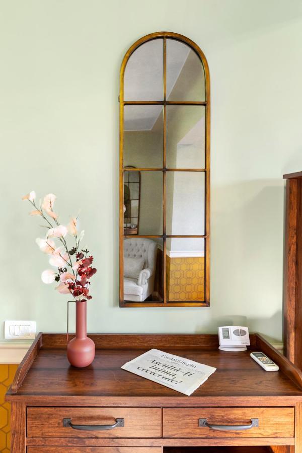 City Heart Retreat Elegant Apartment Bukares Bagian luar foto