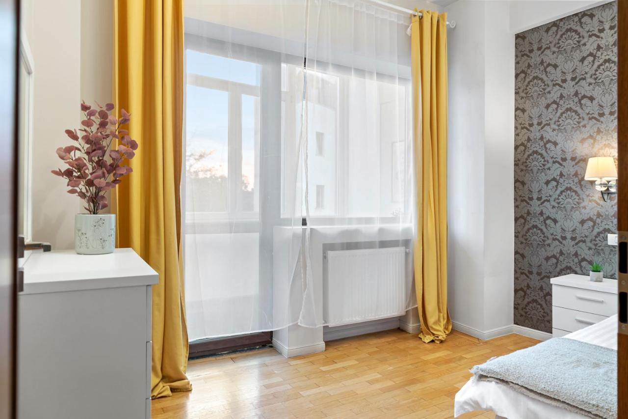 City Heart Retreat Elegant Apartment Bukares Bagian luar foto