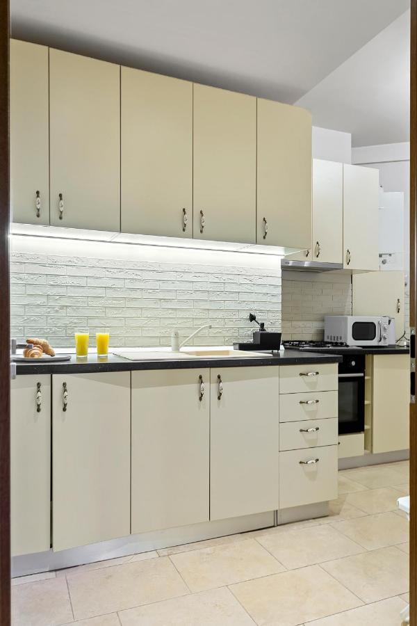 City Heart Retreat Elegant Apartment Bukares Bagian luar foto
