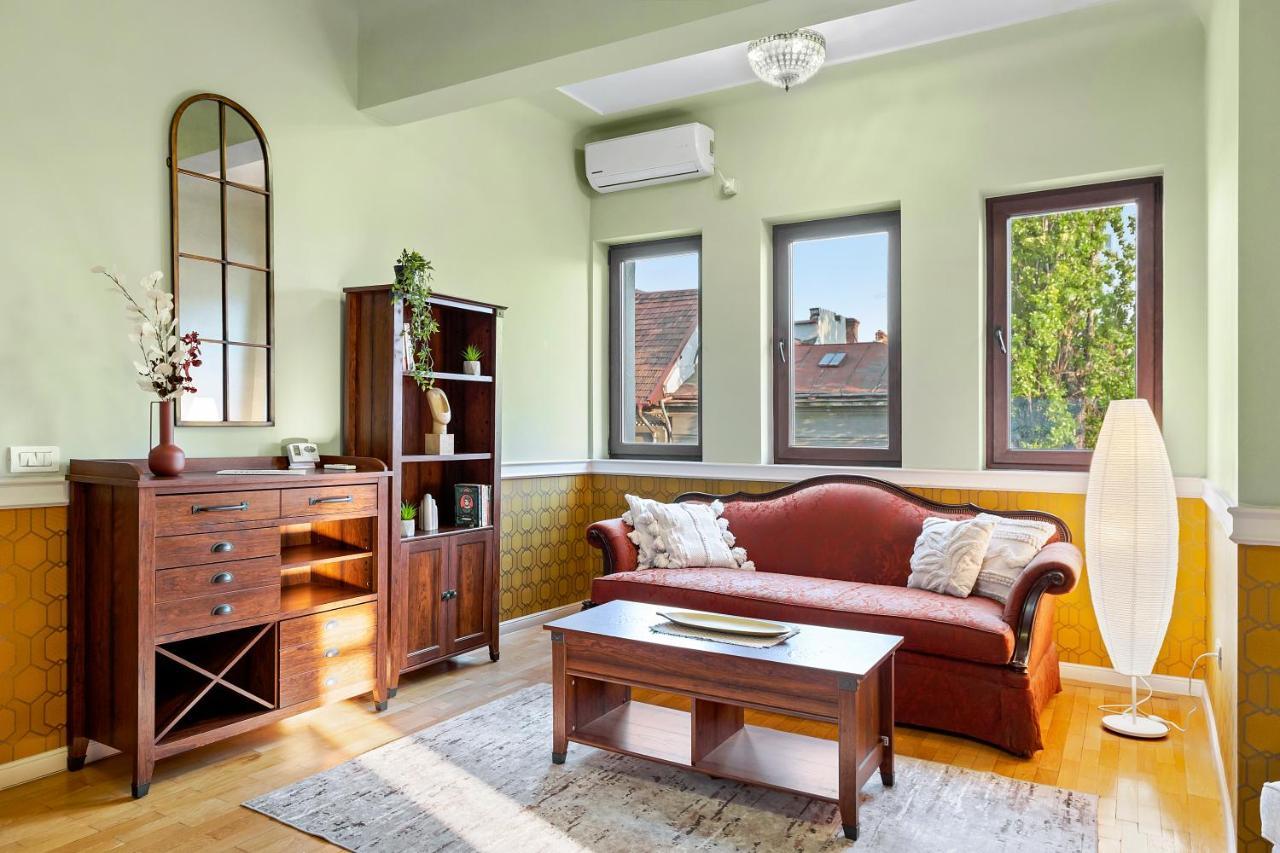 City Heart Retreat Elegant Apartment Bukares Bagian luar foto