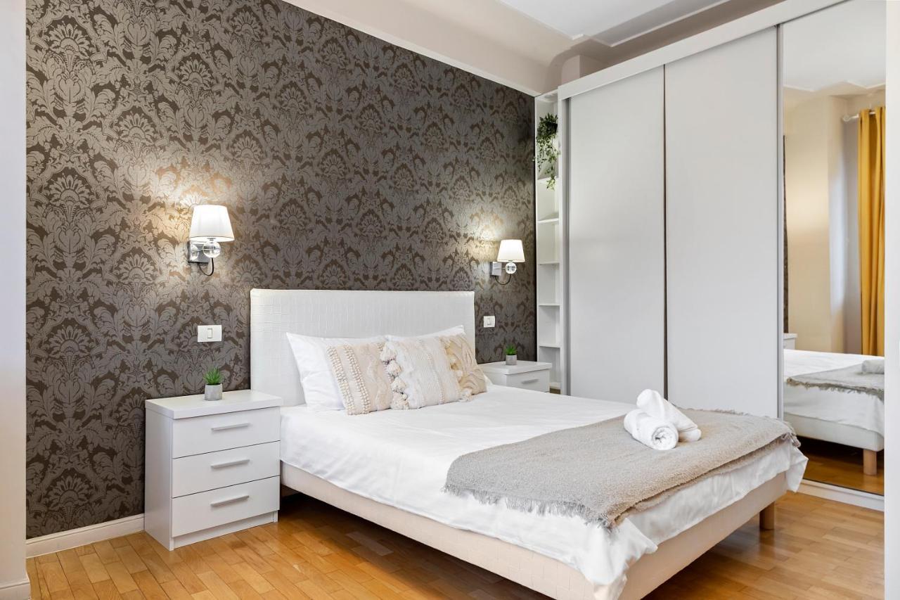 City Heart Retreat Elegant Apartment Bukares Bagian luar foto