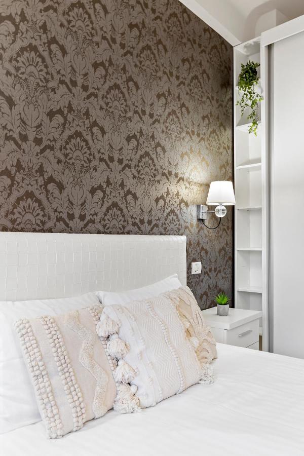 City Heart Retreat Elegant Apartment Bukares Bagian luar foto