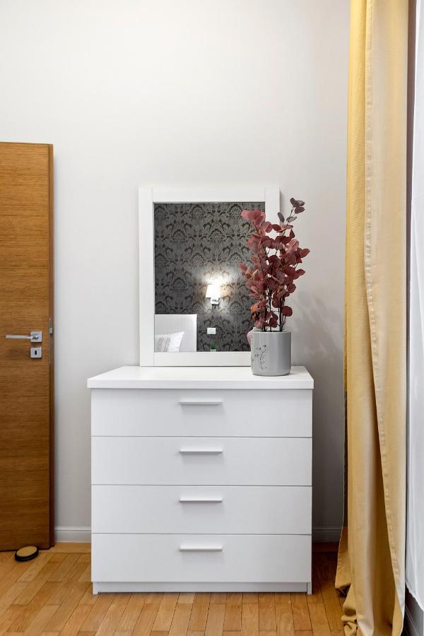 City Heart Retreat Elegant Apartment Bukares Bagian luar foto