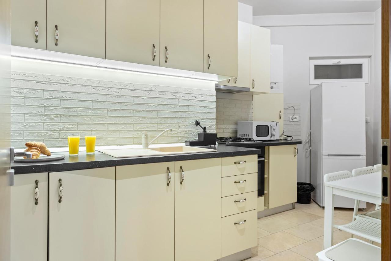 City Heart Retreat Elegant Apartment Bukares Bagian luar foto