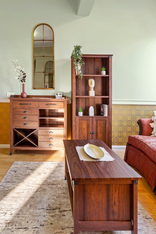 City Heart Retreat Elegant Apartment Bukares Bagian luar foto