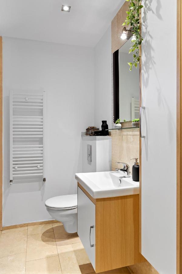 City Heart Retreat Elegant Apartment Bukares Bagian luar foto