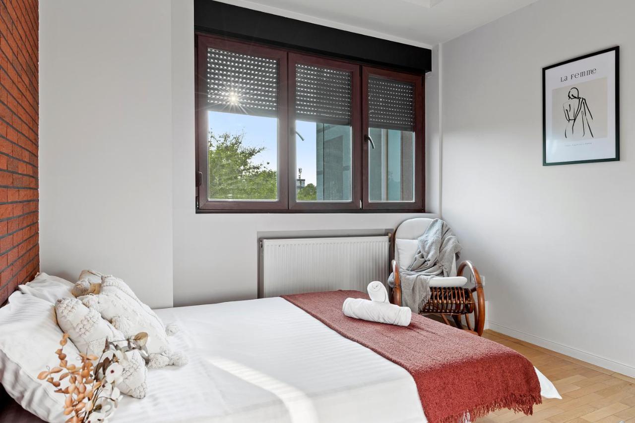 City Heart Retreat Elegant Apartment Bukares Bagian luar foto