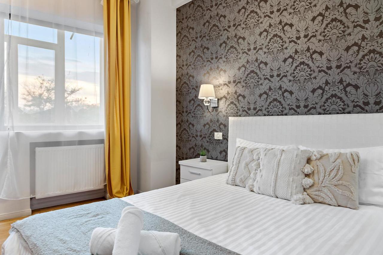 City Heart Retreat Elegant Apartment Bukares Bagian luar foto
