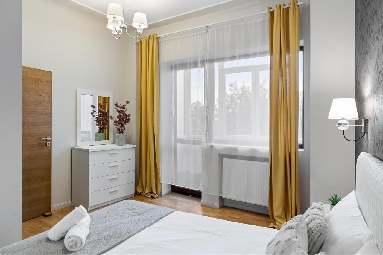 City Heart Retreat Elegant Apartment Bukares Bagian luar foto
