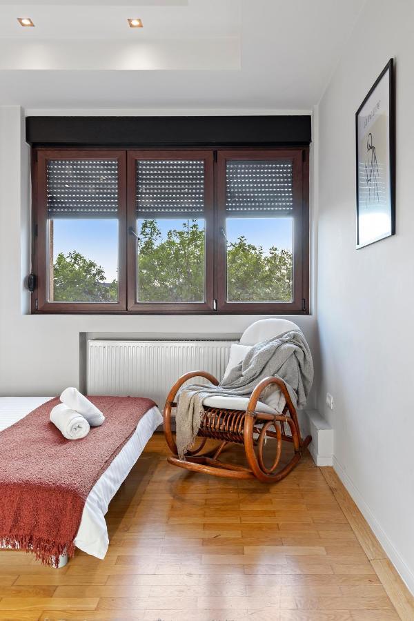 City Heart Retreat Elegant Apartment Bukares Bagian luar foto