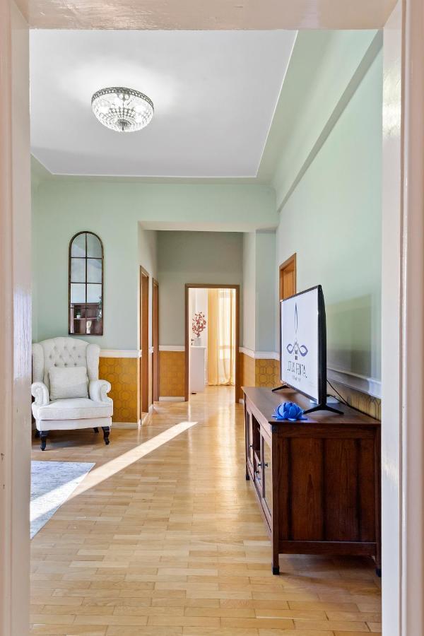 City Heart Retreat Elegant Apartment Bukares Bagian luar foto