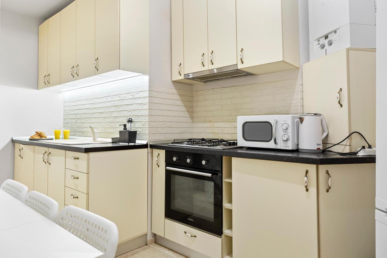 City Heart Retreat Elegant Apartment Bukares Bagian luar foto