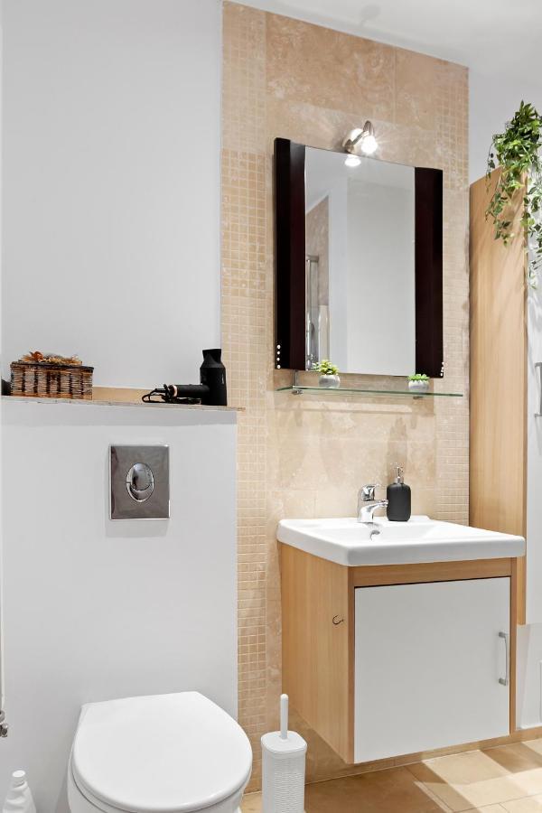 City Heart Retreat Elegant Apartment Bukares Bagian luar foto