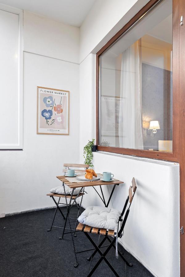City Heart Retreat Elegant Apartment Bukares Bagian luar foto