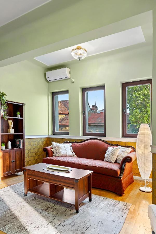 City Heart Retreat Elegant Apartment Bukares Bagian luar foto