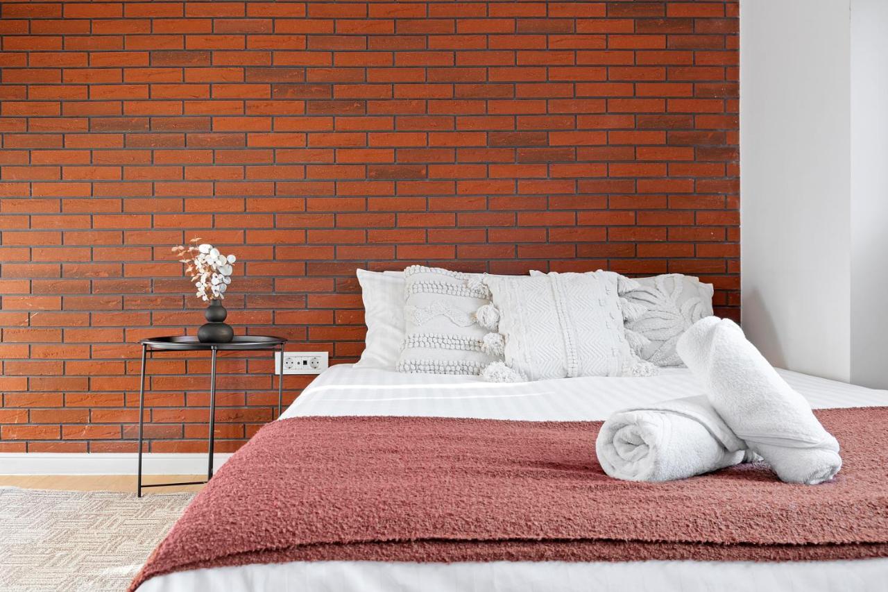 City Heart Retreat Elegant Apartment Bukares Bagian luar foto