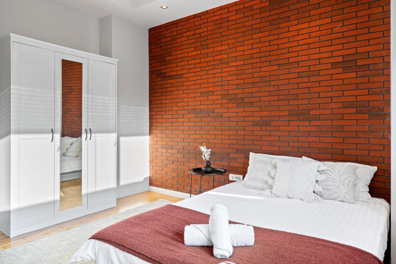 City Heart Retreat Elegant Apartment Bukares Bagian luar foto